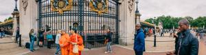Los visitantes en el Palacio de Buckingham en Londres